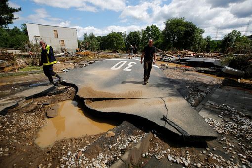 Число жертв наводнения в Германии превысило 100 человек