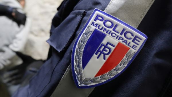 Franceinfo: во Франции мужчина напал с ножом на двух человек