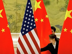 Китай обвинил США в попытках подавить его развитие
