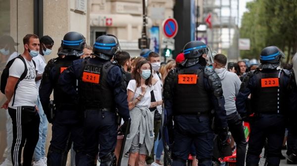 Полиция во Франции задержала более 70 протестовавших против санитарных мер