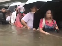 Потоп в Китае: пассажиры стояли в вагонах метро по грудь в воде