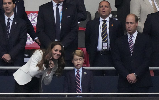 Том Круз приехал из Штатов, а принц Джордж стал мемом: как звезды поддержали британских футболистов на «Евро 2020»?