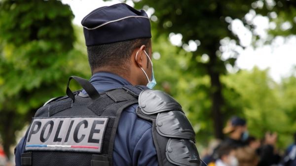В Париже применили слезоточивый газ против демонстрантов