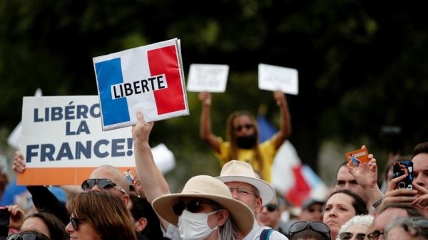 Во Франции более 160 тысяч человек выступили против санитарных пропусков