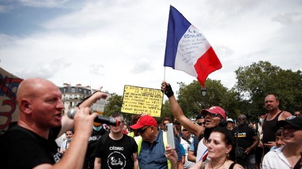 Во Франции прошла акция протеста против санитарных пропусков