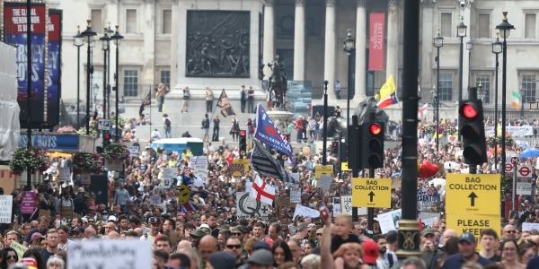 Манифестации в Париже и Лондоне: протестующие выступают против санитарных пропусков