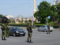 Неизвестный с криком «Аллаху акбар!» напал на полицейских в Чечне